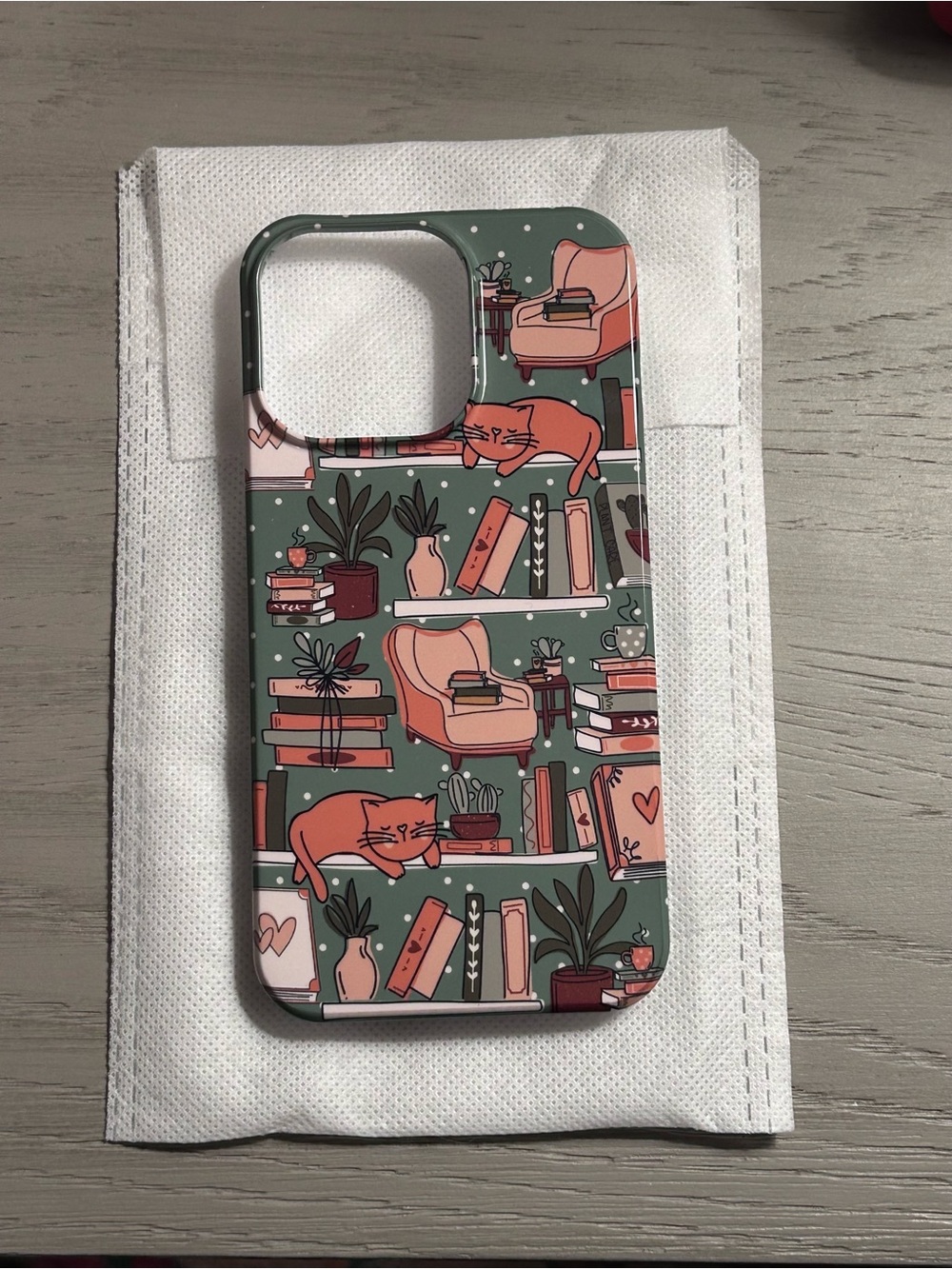 Cute cat bookshelf phone case (iPhone 13 pro case)